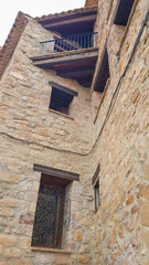 Fototapeta na wymiar Alkézar plaza principal y fachadas de piedra típicas de la arquitectura de esa población.