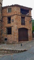 Alkézar  fachadas de piedra típicas de la arquitectura de esa población. 