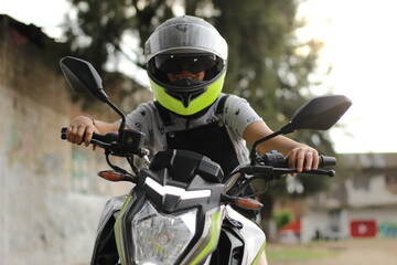Posando felizmente arriba de la motocicleta