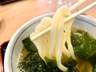 わかめうどん（麺リフト）