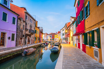 Fototapeta na wymiar Colourful buildings at Burano island near Venice, Italy
