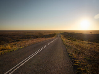 Straight road through open plain at Mundi Mundi Lookout