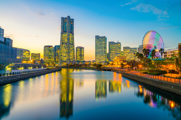 Naklejka premium Yokohama city skyline at sunset viewed from the bay