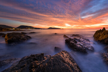 Fototapeta premium Rocky beach with sunset