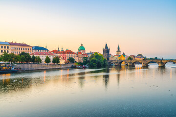 Obraz na płótnie Canvas Charles bridge at sunrise in Prague, Czech Republic
