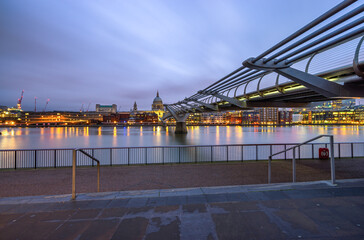 Fototapeta premium Millennium bridge and St Paul's cathedral at night 