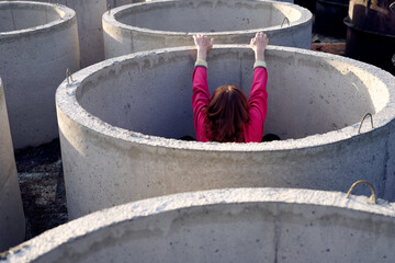 Photo homeless woman climbing in concrete