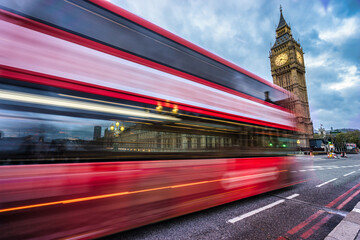 Big Ben à l& 39 aube avec un bus rouge flou en mouvement. Monument de Londres