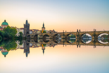 Obraz premium Charles bridge at sunrise with reflection in Prague, Czech Republic
