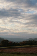 Eine Landschaft mit Sonnenuntergang am Abend