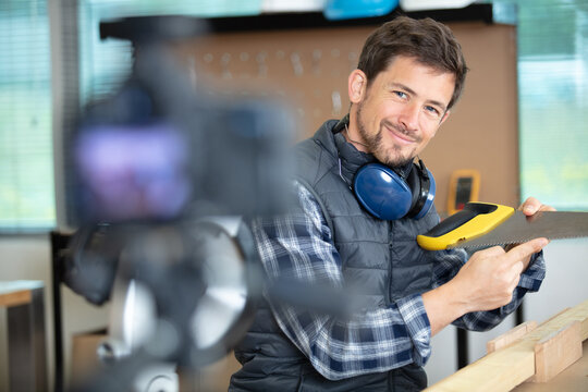 carpenter making blog showing teeth on saw