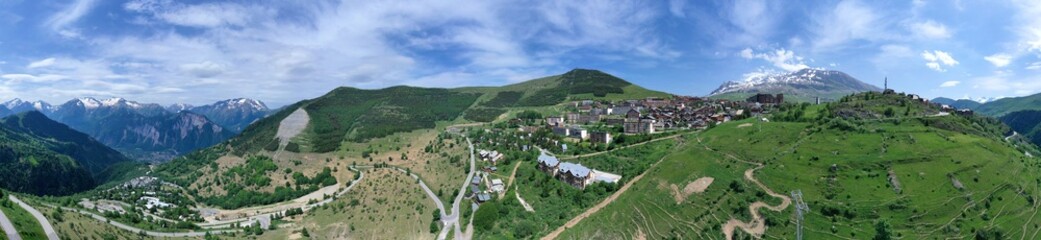 Vue panoramique à 360 degrès sur l"ALpes d'Huez et le village d'Huez en contrebas