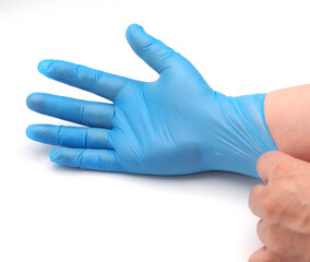 ニトリル手袋をつけた男性の手