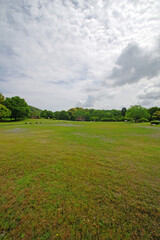 春の雲が多い日の緑の遺跡公園