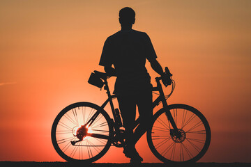 Obraz premium Fahrradfahrer Gegenlicht Sonnenuntergang