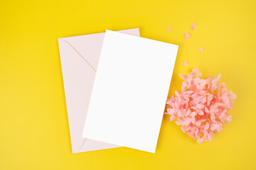 노랑배경에 분홍꽃과 카드 목업