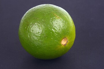 Citron vert en gros plan sur fond noir