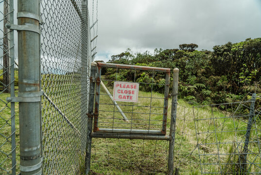 The FAA maintains an active tracking station at the summit, Waianae Range , Mount Kaala Trail , Oahu, Hawaii
