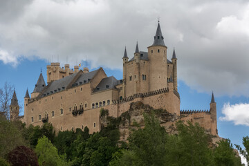 Fototapeta na wymiar Majestic view at the iconic spanish medieval castle palace Alcázar of Segovia
