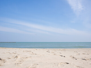 Fototapeta na wymiar white sand beach and blue sky
