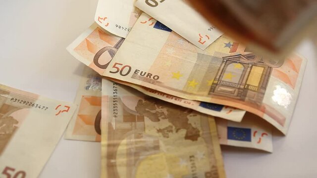 Billetes de euro cayendo