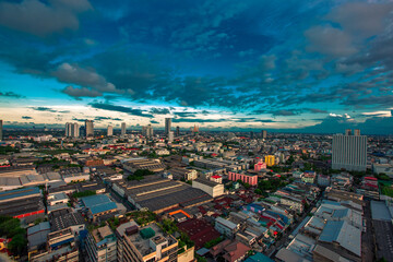 Obraz premium The high angle background of the city view with the secret light of the evening, blurring of night lights, showing the distribution of condominiums, dense homes in the capital community