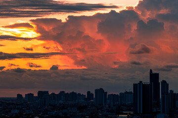 Obraz premium panoramic high-angle evening background of the city view,with natural beauty and blurred sunsets in the evening and the wind blowing all the time,showing the distribution of city center accommodation