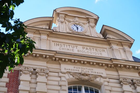 Fronton du bâtiment de l'Institut Pasteur, célèbre fondation de recherche médicale / chimie biologique, à Paris - mai 2021 (France)