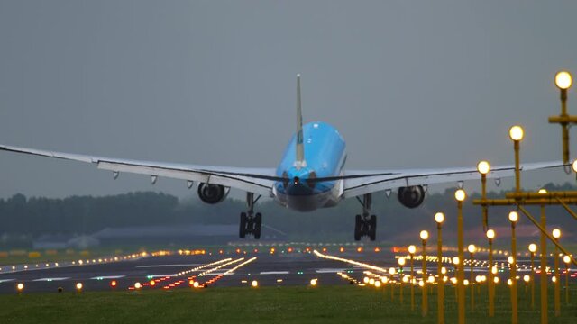 Widebody airliner landing