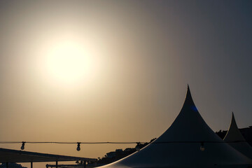 El sol se pone tras el techo de una carpa