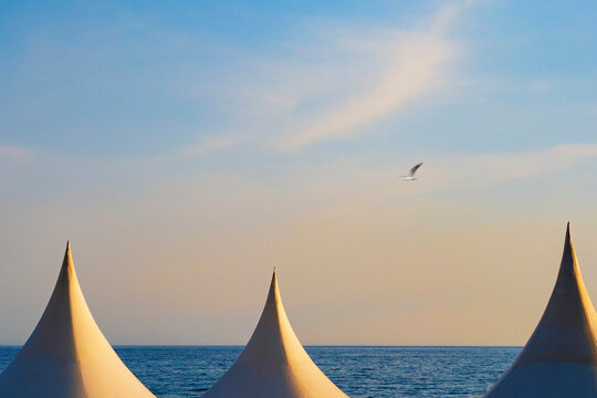Cupulas de una carpa frente al mar