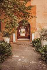 Fototapeta na wymiar Eingang eines Gartens in Mallorca, Garden entry in Mallorca in summer