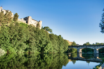 Puente de piedra sobre el r&iacute;o Tera y castillo medieval de los condes de Benavente en la puebla de Sanabria, Espa&ntilde;a