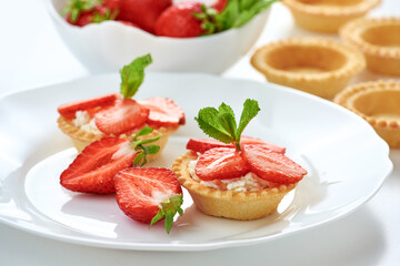 Close up tartlet with cottage cheese and strawberry