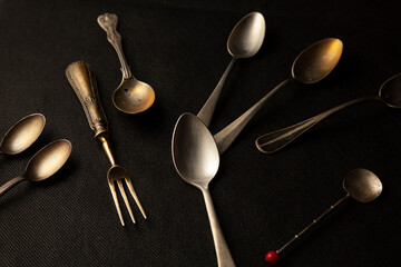 Conjunto de cucharas y tenedores antiguos de plata