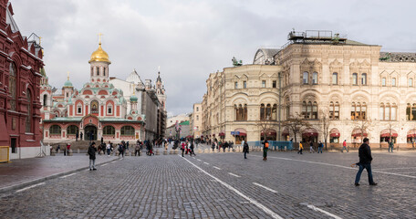 Obraz premium Tourists walk on Red Square and take pictures for memory
