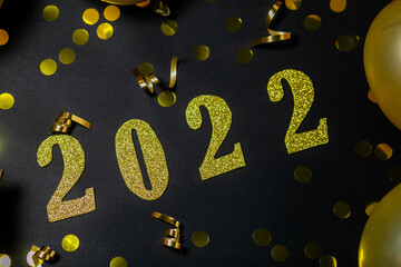 celebracion de nuevo año 2022 con fondo negro y detalles dorados