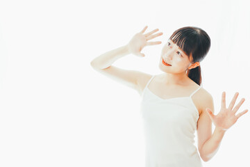深呼吸をする若い女性
