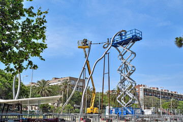Barcelona, Spain: 05.26.2021; The mobil elevating platforms  mounting the sculpture