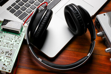 Obraz na płótnie Canvas Headphone laptop circuit display