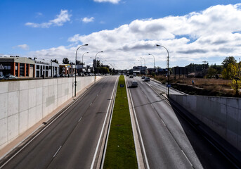 Carretera en cuesta vacía un día soleado.