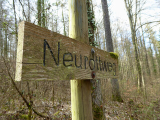 Schild im Wald