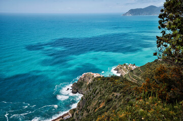 Küstenlandschaft mit einem blauen Meer in Italien