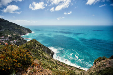 Küstenlandschaft mit einem blauen Meer