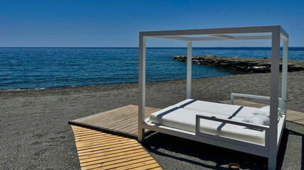 Puste patio na brzegu morza śródziemnego