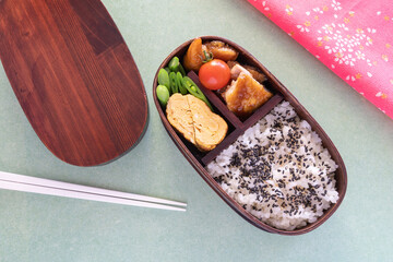 鶏の照り焼き弁当（インゲン、スナップエンドウ、玉子焼き）（1段曲げわっぱ、緑背景）