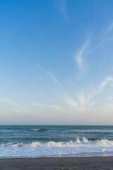 ビーチから見える夕焼け空と太平洋の海