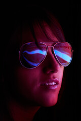 mujer joven con gafas de sol
