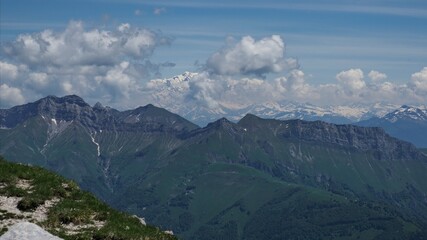 vue sur le Mont Blanc à partir du Mont Colombier dans le Massif des Bauges