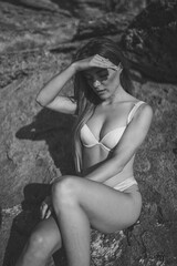 Chica en la playa luciendo bikini o traje de baño en verano